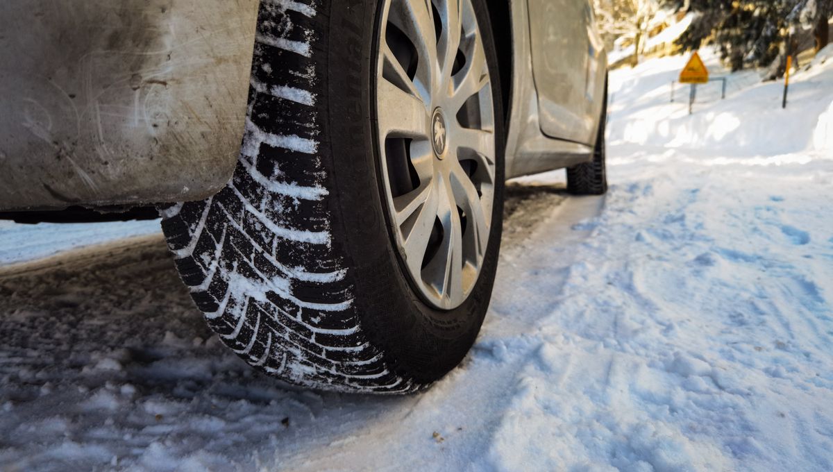 découvrez tout ce qu'il faut savoir sur les pneus d'hiver essentiels pour garantir votre sécurité sur la route durant la saison froide. apprenez à choisir le bon pneu, à les entretenir et à maximiser leur performance pour affronter les conditions hivernales.