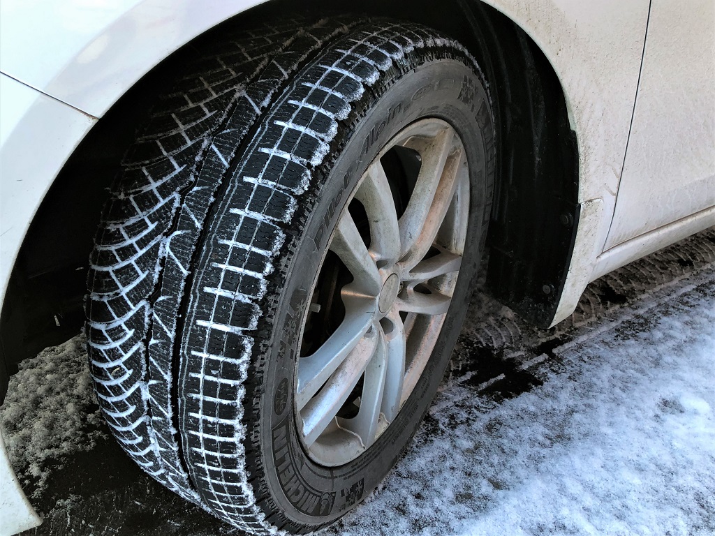 découvrez notre guide sur les pneus d'hiver essentiels pour affronter les conditions climatiques rigoureuses. apprenez comment choisir le bon modèle, améliorer votre sécurité sur la route et optimiser votre performance hivernale.