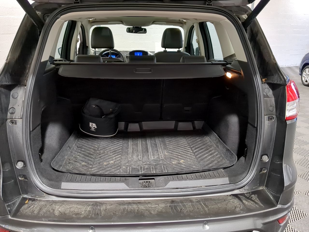 découvrez les pneus essentiels pour votre ford kuga, alliant performance, sécurité et confort. optimisez votre conduite en choisissant des modèles adaptés pour chaque saison et améliorez l'adhérence sur route. ne laissez rien au hasard, équipez votre véhicule avec des pneus de qualité.