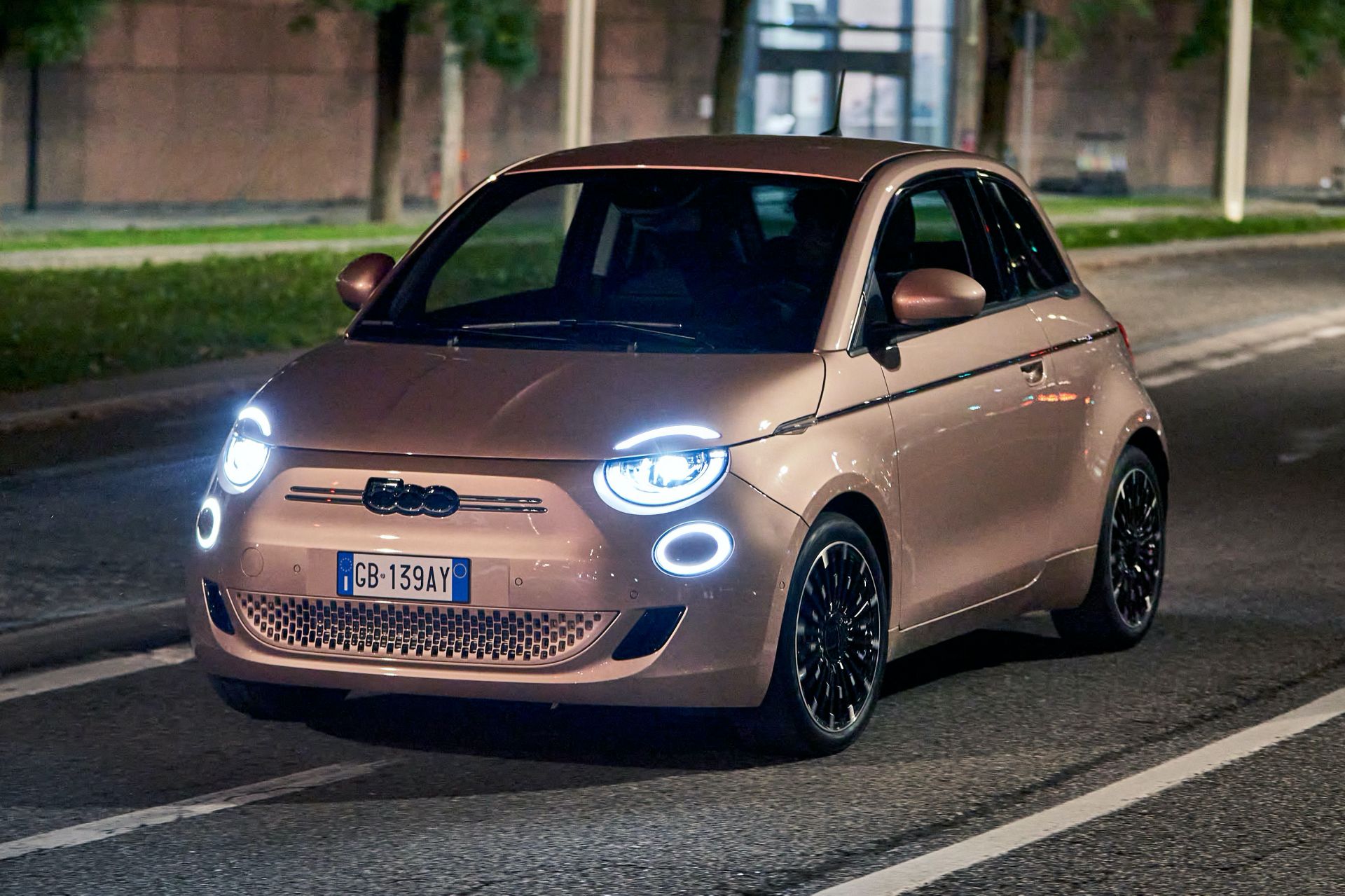découvrez notre sélection de pneus adaptés pour votre fiat 500. améliorez la performance et la sécurité de votre véhicule avec des pneus de qualité, spécialement conçus pour offrir une conduite confortable et stable. commandez dès maintenant pour un service rapide et efficace!