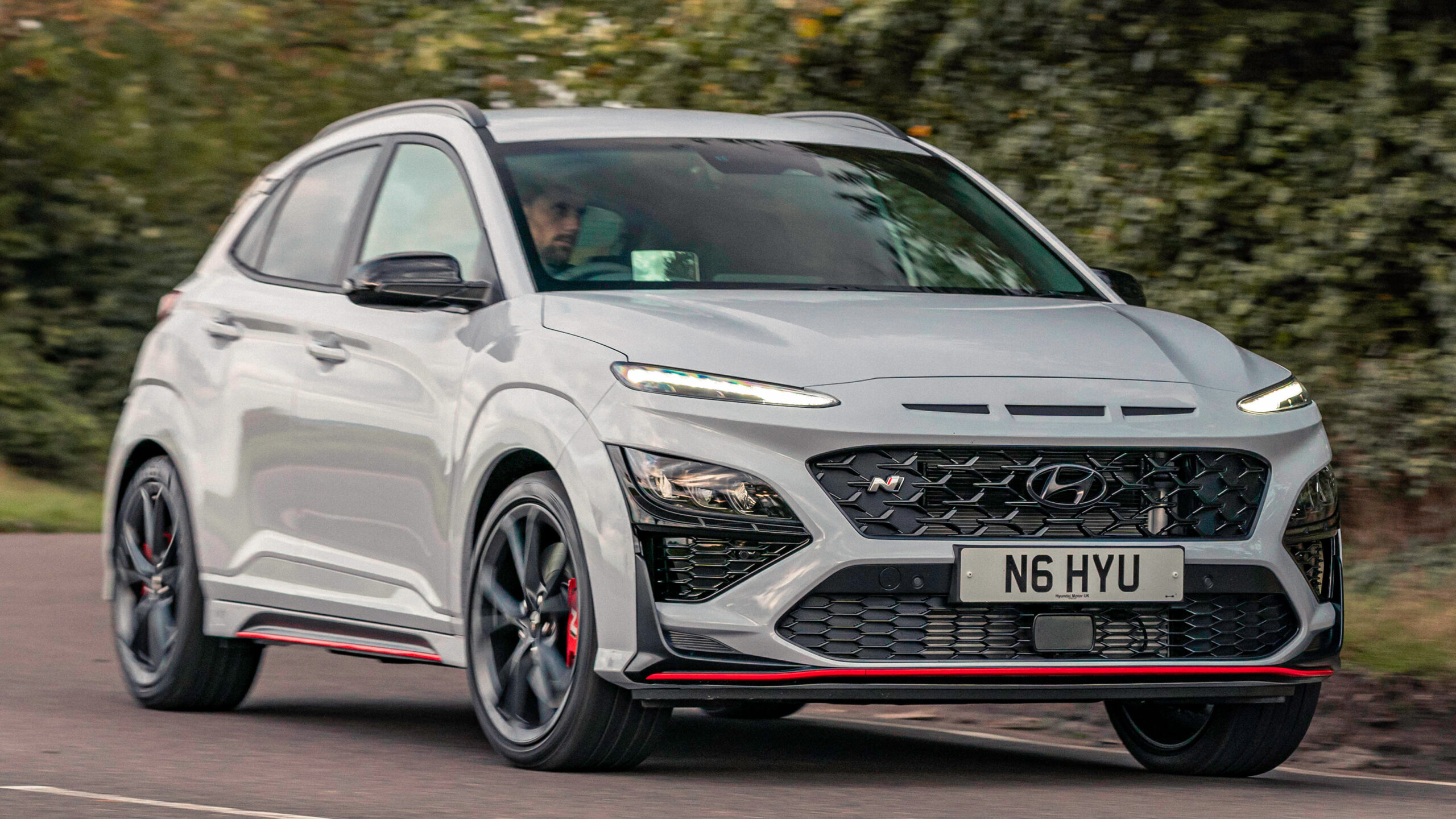 découvrez notre sélection de pneus pour hyundai kona, offrant performance, sécurité et confort sur route. trouvez le pneu idéal qui s'adapte parfaitement à votre suv et optimisez votre conduite en toute saison.