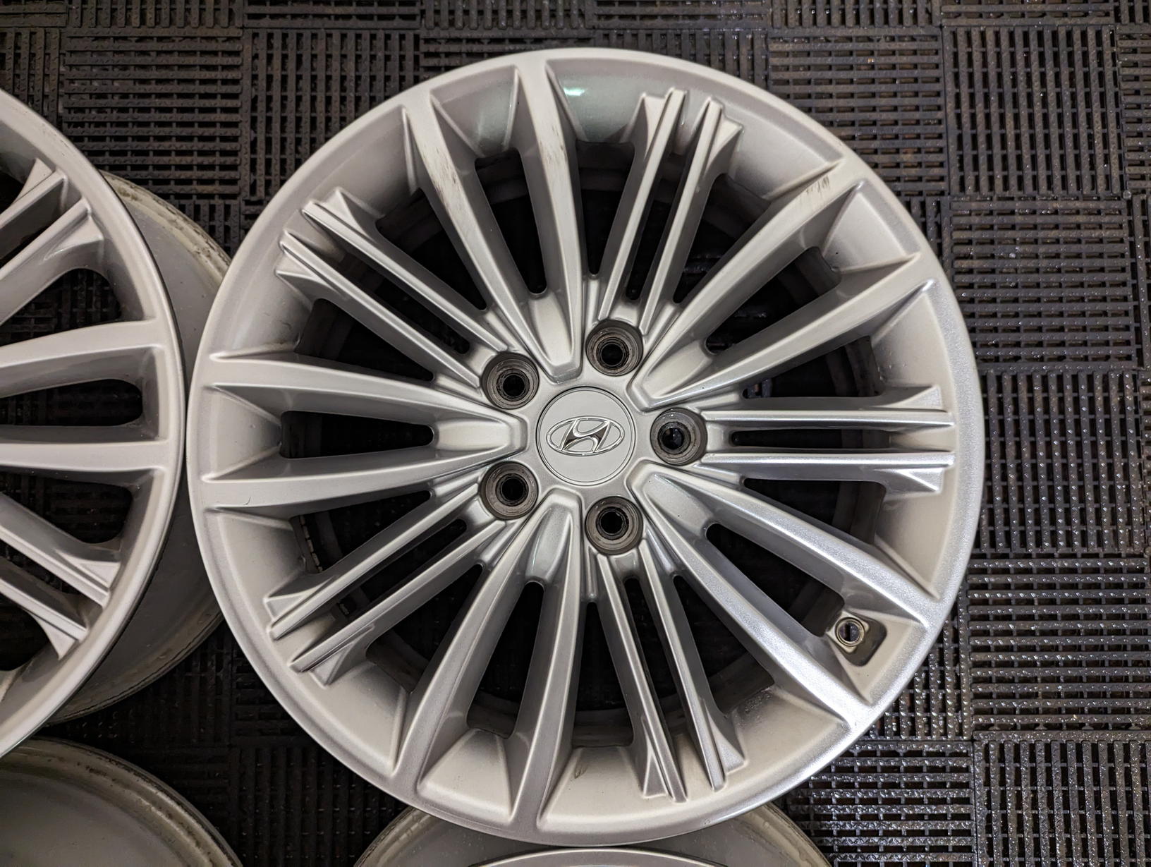 découvrez notre gamme de pneus pour hyundai kona, conçus pour offrir sécurité, performance et confort. trouvez le pneu idéal pour optimiser votre expérience de conduite et garantir une adhérence maximale sur toutes les routes.