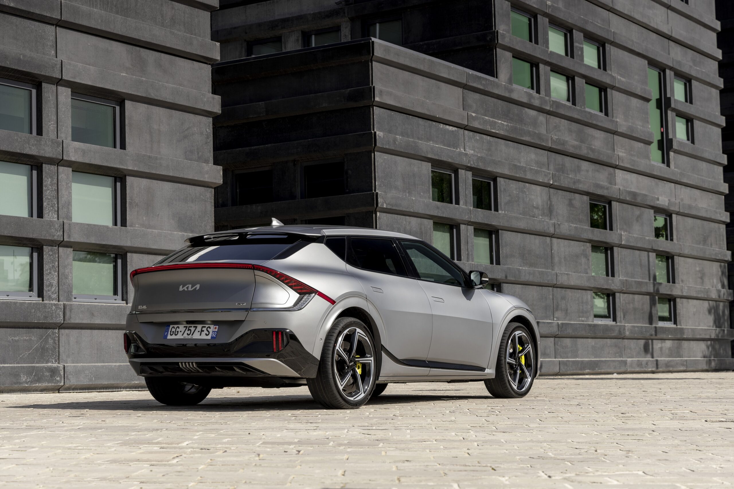 découvrez notre sélection de pneus adaptés pour votre kia ev6, alliant performance, sécurité et confort. profitez d'offres exclusives pour équiper votre véhicule électrique avec des pneus de qualité supérieure.