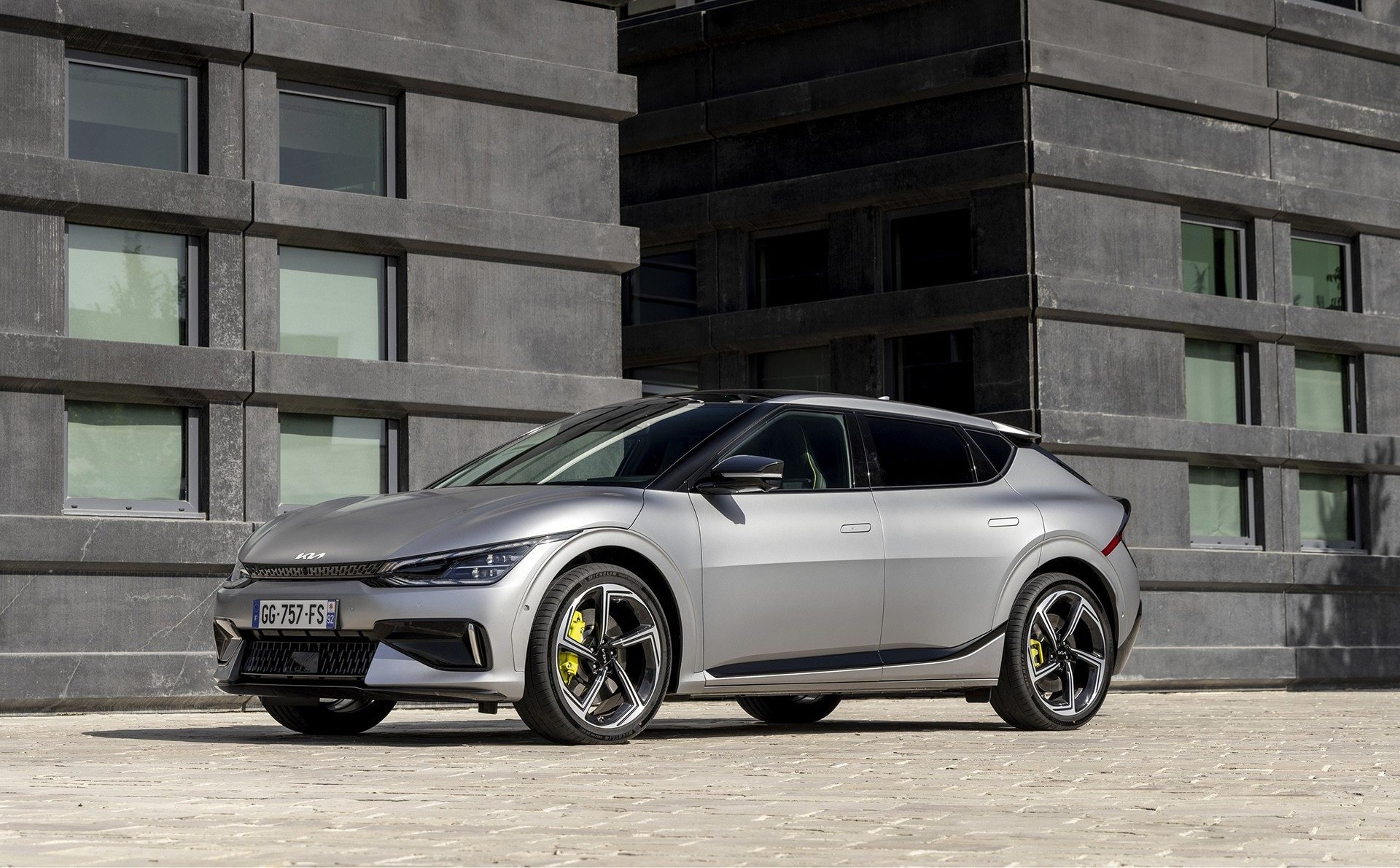 découvrez notre sélection de pneus pour kia ev6, spécialement conçus pour optimiser la performance, la sécurité et le confort de votre véhicule électrique. profitez d'offres exclusives et d'un service de qualité pour vous accompagner dans votre choix.
