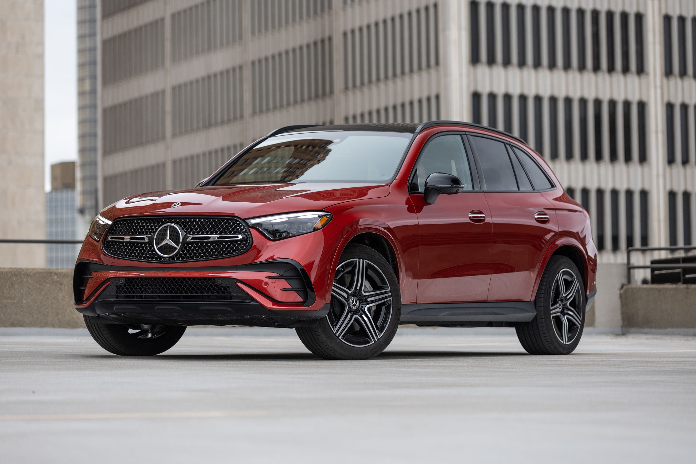 découvrez notre sélection de pneus performance spécialement conçus pour le mercedes glc. améliorez le comportement de votre véhicule sur la route grâce à des pneus offrant adhérence, sécurité et longévité. optimisez votre conduite tout en préservant le style et le confort de votre suv.