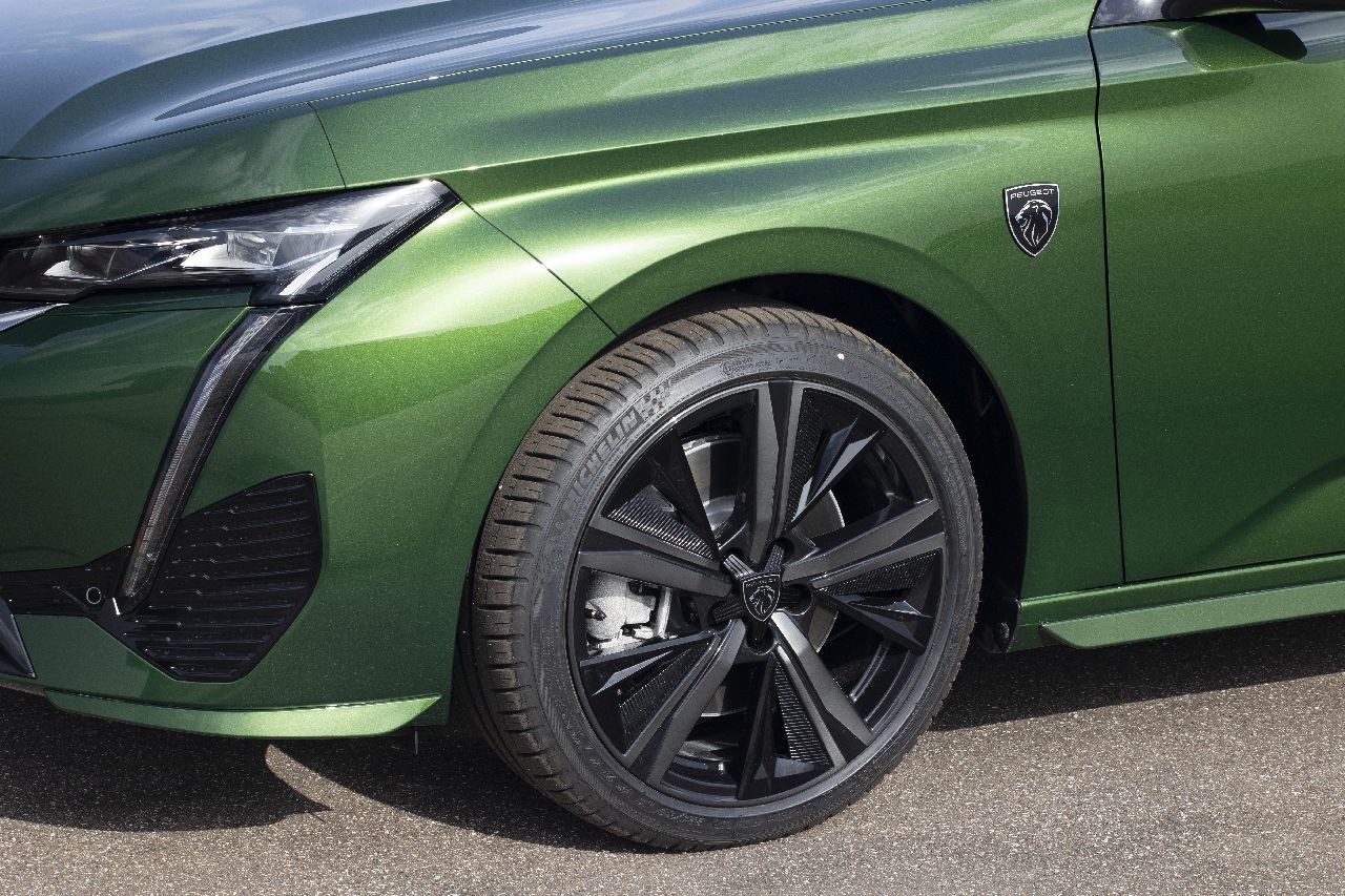 découvrez notre sélection de pneus adaptés à la peugeot 308 iii. optimisez la performance et la sécurité de votre véhicule avec des pneus de qualité, conçus pour assurer une conduite confortable et un excellent grip sur la route.