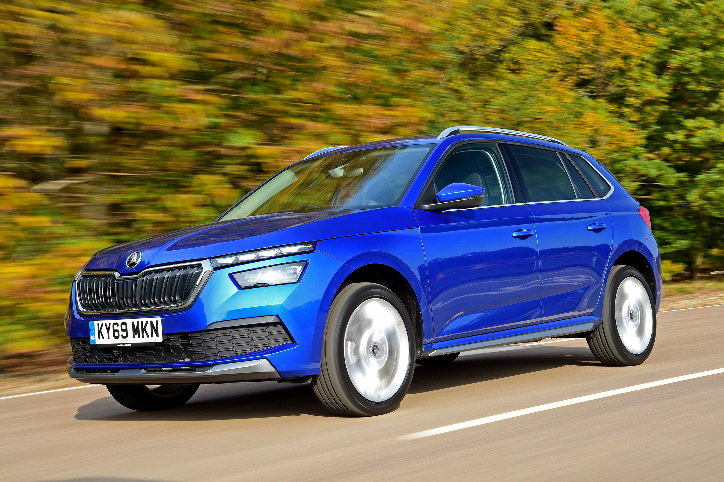 découvrez notre sélection de pneus pour skoda kamiq, alliant performance, sécurité et confort. améliorez l'adhérence de votre véhicule grâce à des pneus adaptés à toutes les conditions météorologiques.