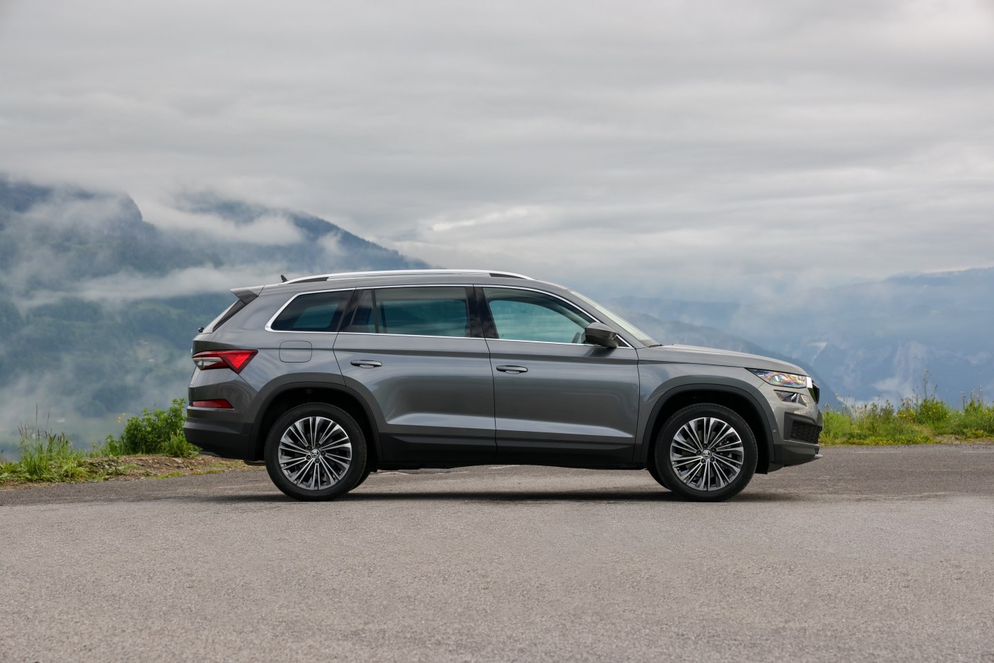 découvrez notre sélection de pneus spécialement conçus pour le skoda kodiaq, offrant sécurité, performance et confort sur la route. trouvez le modèle parfait pour améliorer votre expérience de conduite.