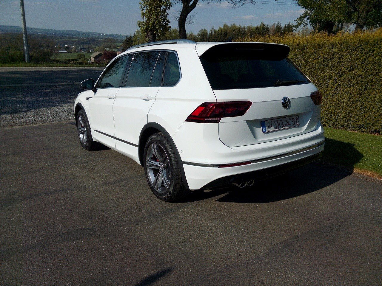 découvrez notre sélection de pneus adaptés au volkswagen tiguan ii, offrant sécurité et performance sur tous types de routes. améliorez votre confort de conduite avec des pneus spécialement conçus pour votre suv. shoppez dès maintenant et profitez de nos conseils d'experts!