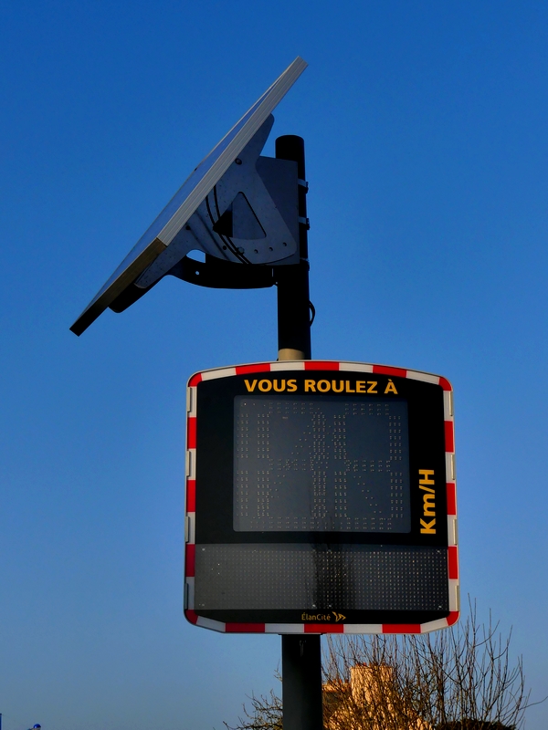 découvrez le radar éducatif de sécurité routière, un outil innovant visant à sensibiliser les conducteurs aux dangers de la route. apprenez à mieux comprendre les règles de circulation et à adopter des comportements responsables pour garantir votre sécurité et celle des autres.