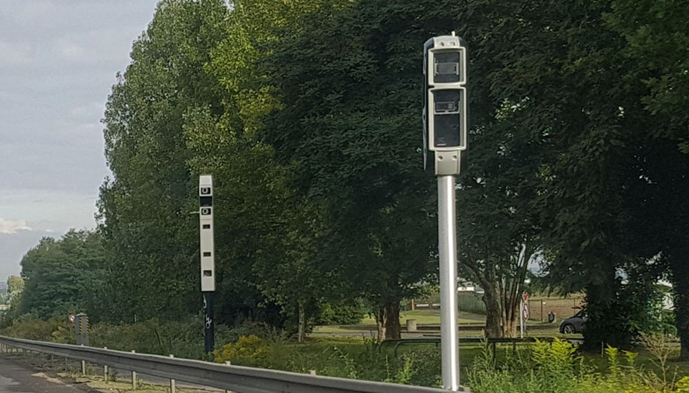 découvrez tout sur les radars en france : types, fonctionnement, réglementation et zones de contrôle. informez-vous pour mieux anticiper et respecter les limites de vitesse sur les routes françaises.