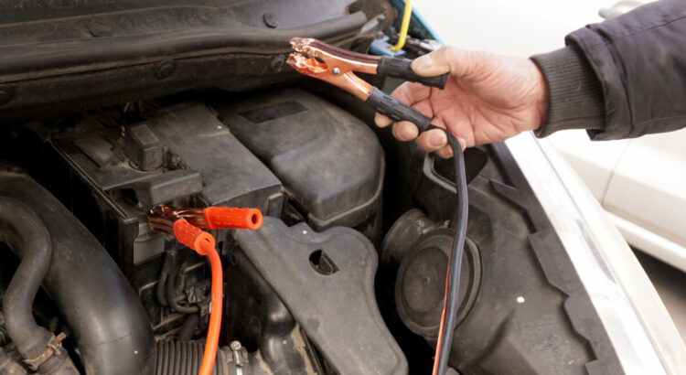 découvrez des conseils pratiques pour redémarrer votre véhicule en cas de batterie défaillante. apprenez à utiliser des câbles de démarrage, à identifier les problèmes de batterie et à garantir le bon fonctionnement de votre voiture.