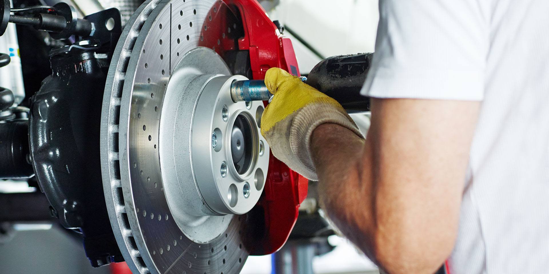 découvrez tout ce qu'il faut savoir sur le remplacement des disques de frein : conseils, étapes à suivre et astuces pour garantir votre sécurité sur la route.
