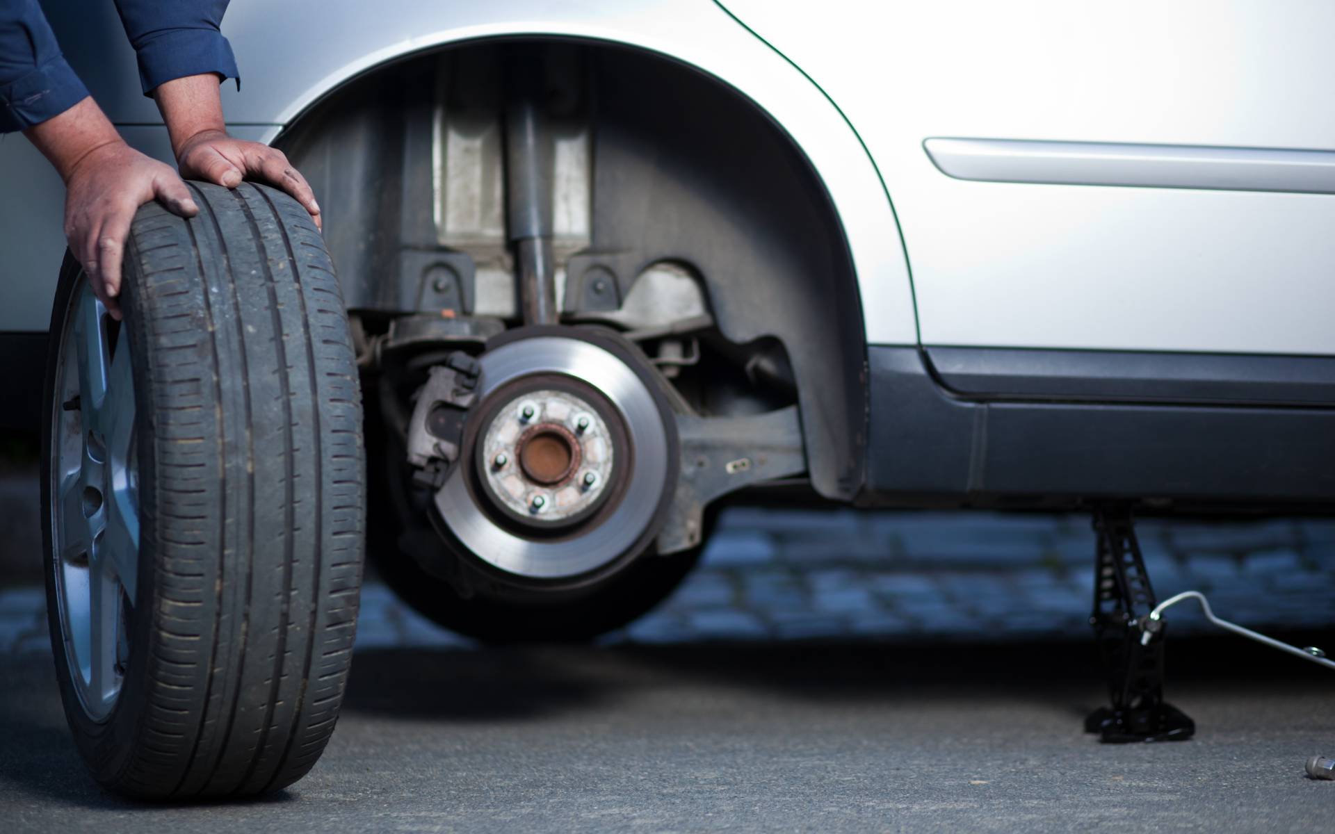 découvrez nos services de remplacement de pneus pour véhicules. bénéficiez d'une expertise professionnelle, de prix compétitifs et d'un service rapide pour garantir votre sécurité sur la route. prenez rendez-vous dès aujourd'hui!