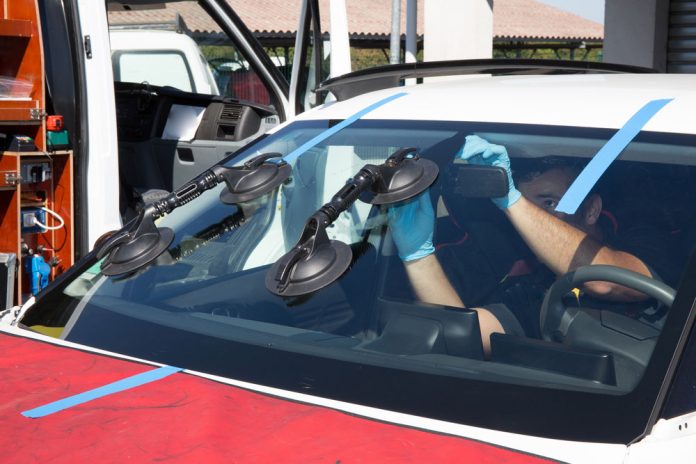 découvrez nos services professionnels de remplacement de pare-brise pour garantir votre sécurité routière. un processus rapide et efficace avec des matériaux de qualité pour une visibilité optimale sur la route.