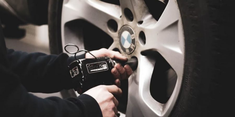 découvrez nos conseils pour remplacer facilement les pneus de votre voiture. apprenez à choisir le bon type de pneu, à respecter les consignes de sécurité, et à effectuer le changement vous-même pour garantir une conduite en toute sécurité.