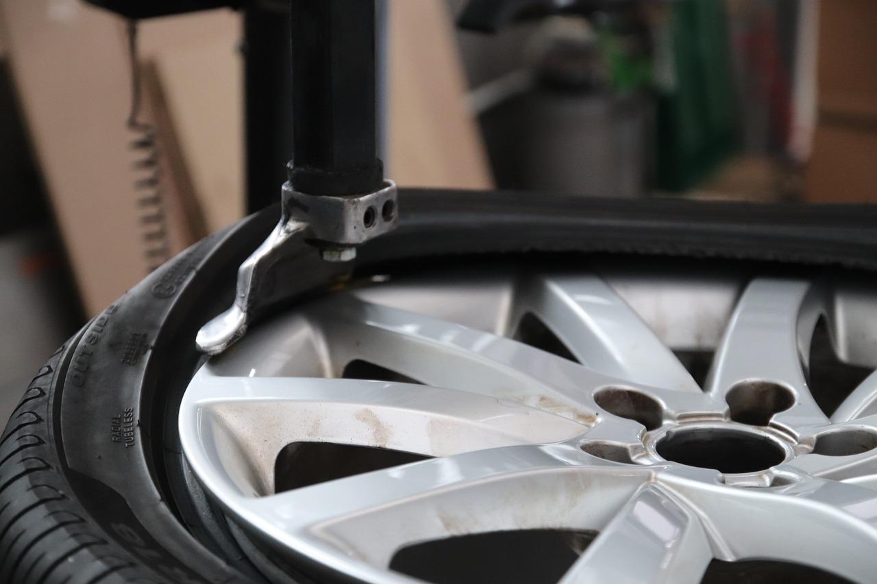 découvrez nos conseils et astuces pour réparer efficacement un pneu crevé. des solutions simples pour prolonger la vie de vos pneus et assurer votre sécurité sur la route.