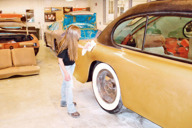 découvrez l'art de la restauration de voitures vintage, où passion et expertise se combinent pour redonner vie à des véhicules classiques. apprenez les techniques de restauration, la recherche de pièces d'origine, et le soin apporté à chaque détail pour préserver l'authenticité de ces trésors automobils.