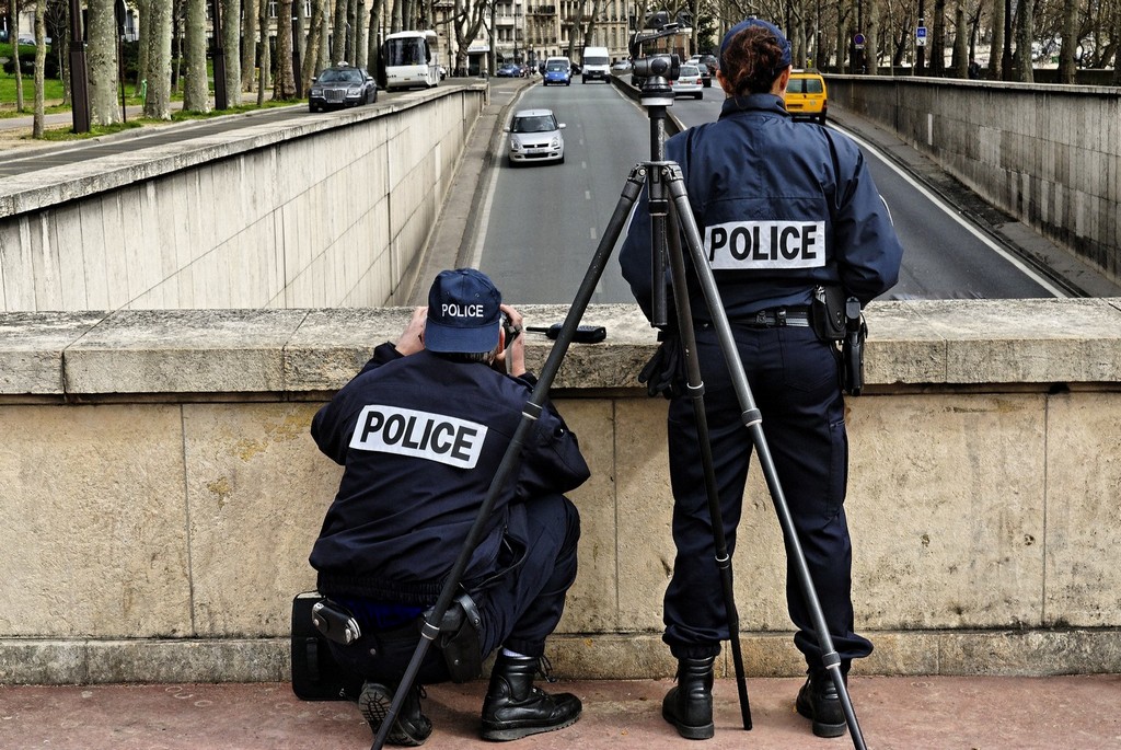 découvrez les conséquences des sanctions pour excès de vitesse. informez-vous sur les amendes, les points de permis et les mesures de prévention pour respecter les limitations de vitesse sur la route.