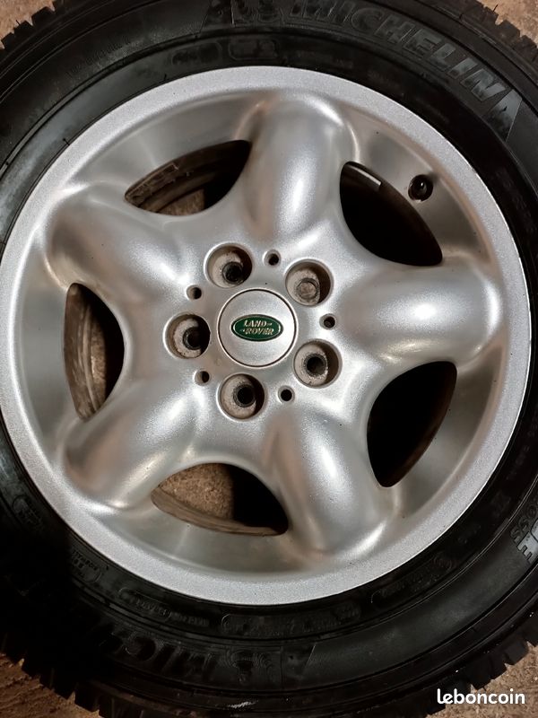 découvrez notre sélection de pneus et jantes de haute qualité pour améliorer la performance et le style de votre véhicule. trouvez les meilleures options adaptées à vos besoins et roulez en toute sécurité.