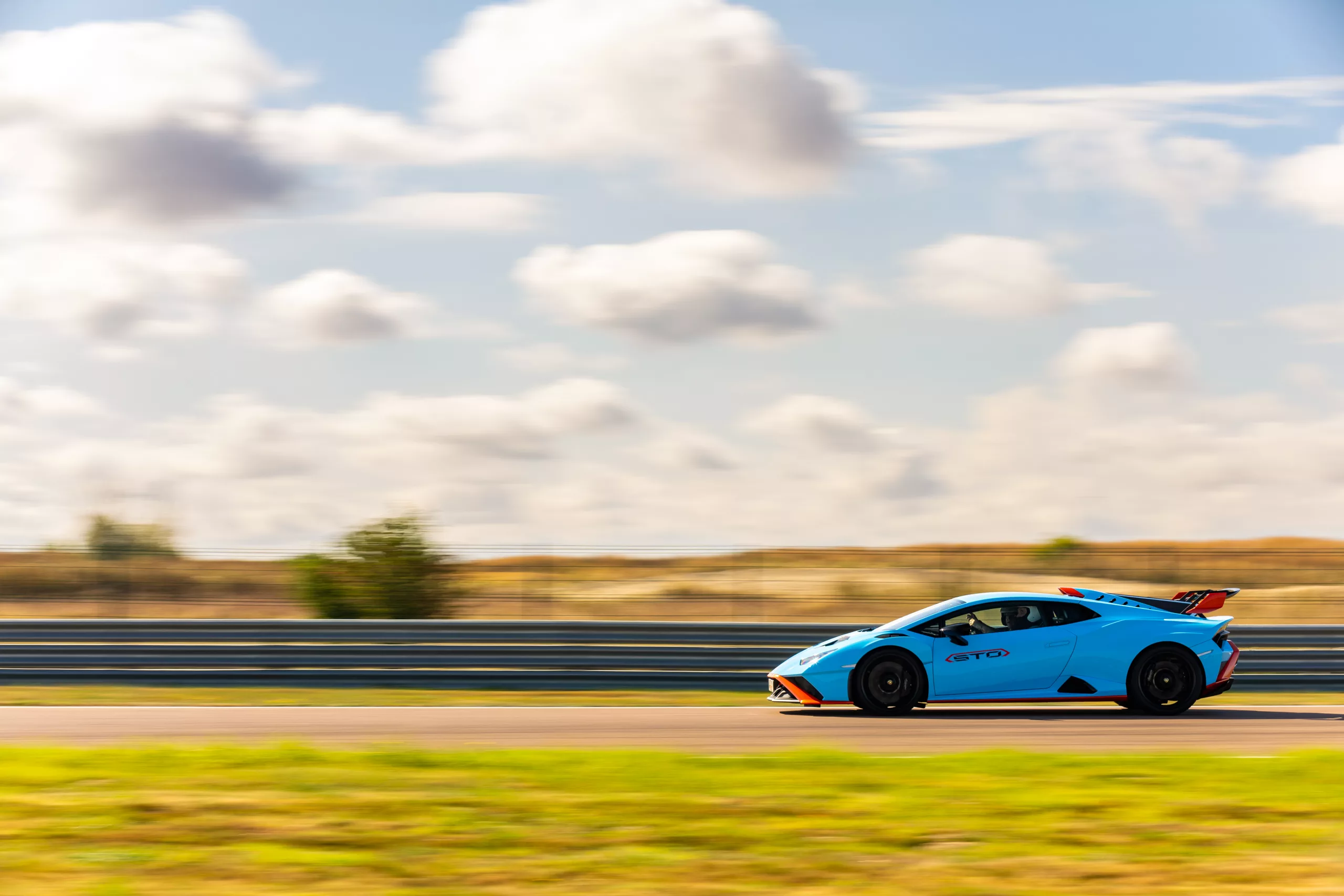 vivez une expérience inoubliable avec notre stage de pilotage ! atteignez des vitesses vertigineuses au volant de voitures de sport sur un circuit professionnel. parfait pour les amateurs de sensations fortes, ce stage vous offre un coaching personnalisé pour maîtriser l'art de la conduite. réservez dès maintenant et faites le plein d'adrénaline !
