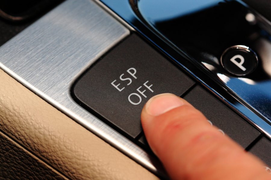 découvrez le système esp (electronic stability program), une technologie essentielle pour améliorer la sécurité de votre véhicule. apprenez comment ce système aide à prévenir le dérapage et à maintenir le contrôle lors de conditions de conduite difficiles. informez-vous sur son fonctionnement et ses avantages pour une conduite plus sûre.