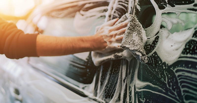 découvrez comment traiter et enlever efficacement les taches jaunes sur la carrosserie de votre véhicule. nos conseils et astuces vous permettront de retrouver l'éclat de votre voiture en un rien de temps.