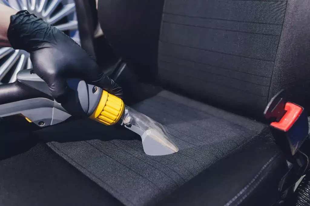 découvrez les solutions efficaces pour éliminer les taches jaunes sur la carrosserie de votre véhicule. apprenez à identifier les causes de ces imperfections et les meilleures méthodes d'entretien pour redonner à votre voiture son éclat d'origine.