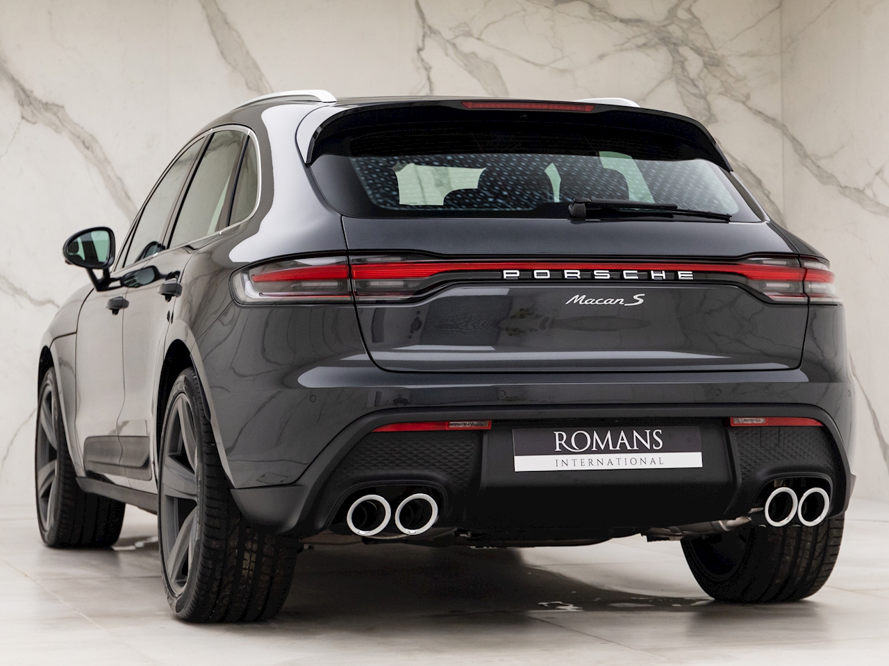 découvrez les différentes variantes de la porsche macan, alliant performance et élégance. explorez les caractéristiques techniques, les options de personnalisation et les modèles disponibles pour choisir la macan qui répond à vos envies.