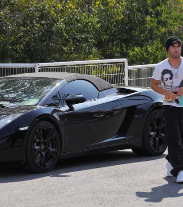 découvrez les voitures des stars du football, un aperçu fascinant des bolides de luxe et des modèles rares qui font rêver. plongez dans l'univers extravagant des footballeurs et de leurs automobiles impressionnantes.