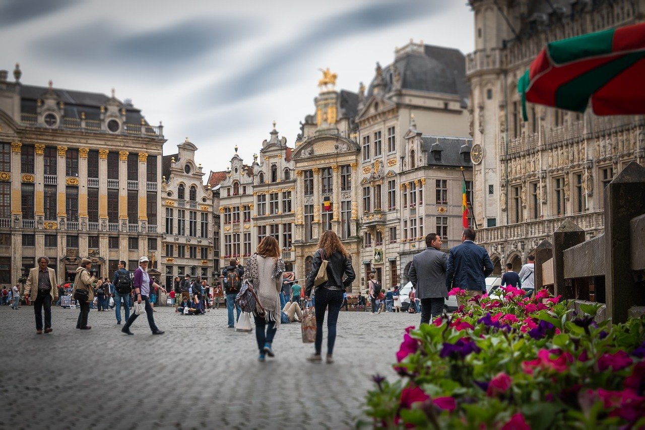 découvrez la belgique en voiture : des paysages enchanteurs, des villes charmantes et une gastronomie savoureuse vous attendent. préparez votre itinéraire idéal pour un voyage inoubliable à travers ce magnifique pays.